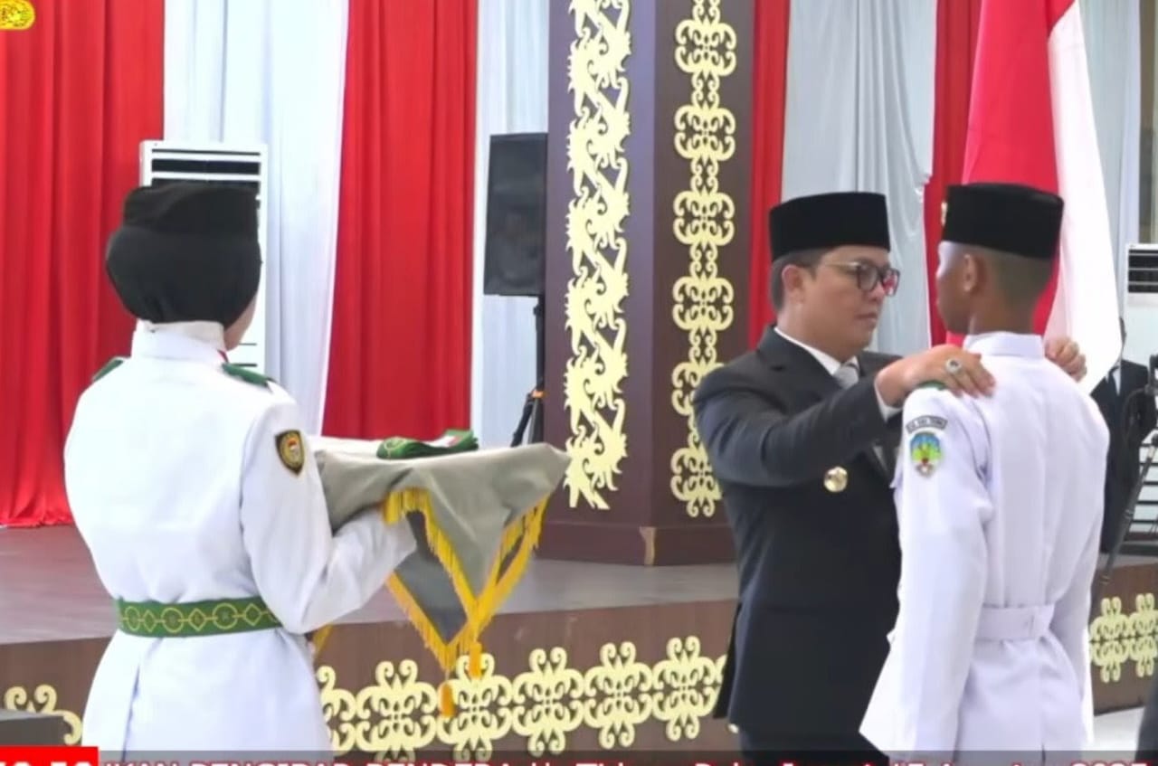 KEBANGGAAN: Bupati Tana Tidung Ibrahim Ali melakukan penyematan pengukuhan pada Paskibraka.