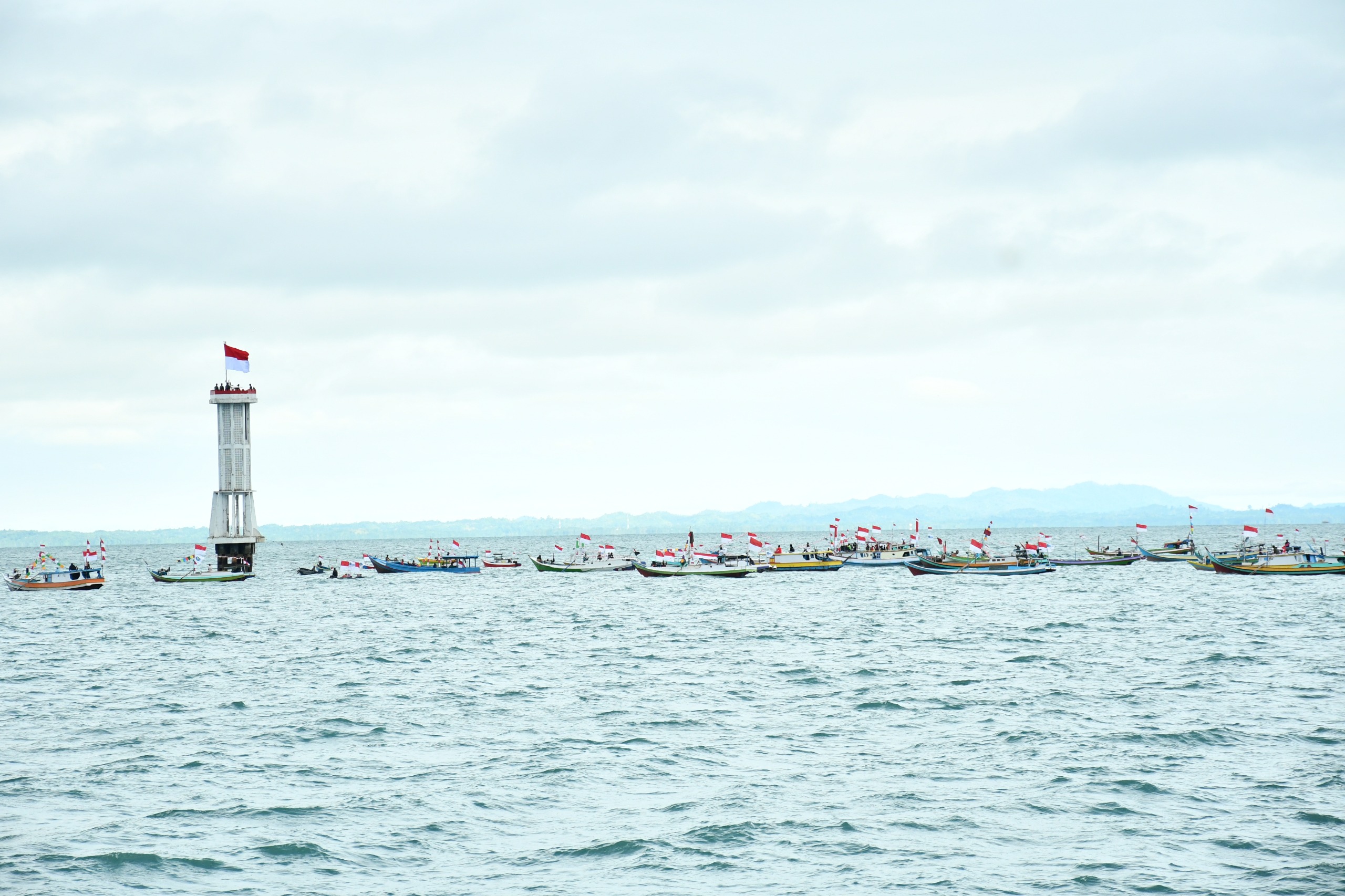 DOK LANAL NUNUKAN BERKIBAR DI PERBATASAN: Bertepatan dengan hari kemerdekaan Indonesia, bendera merah putih berkibar di Karang Unarang, perairan Ambalat, Laut Sulawesi.