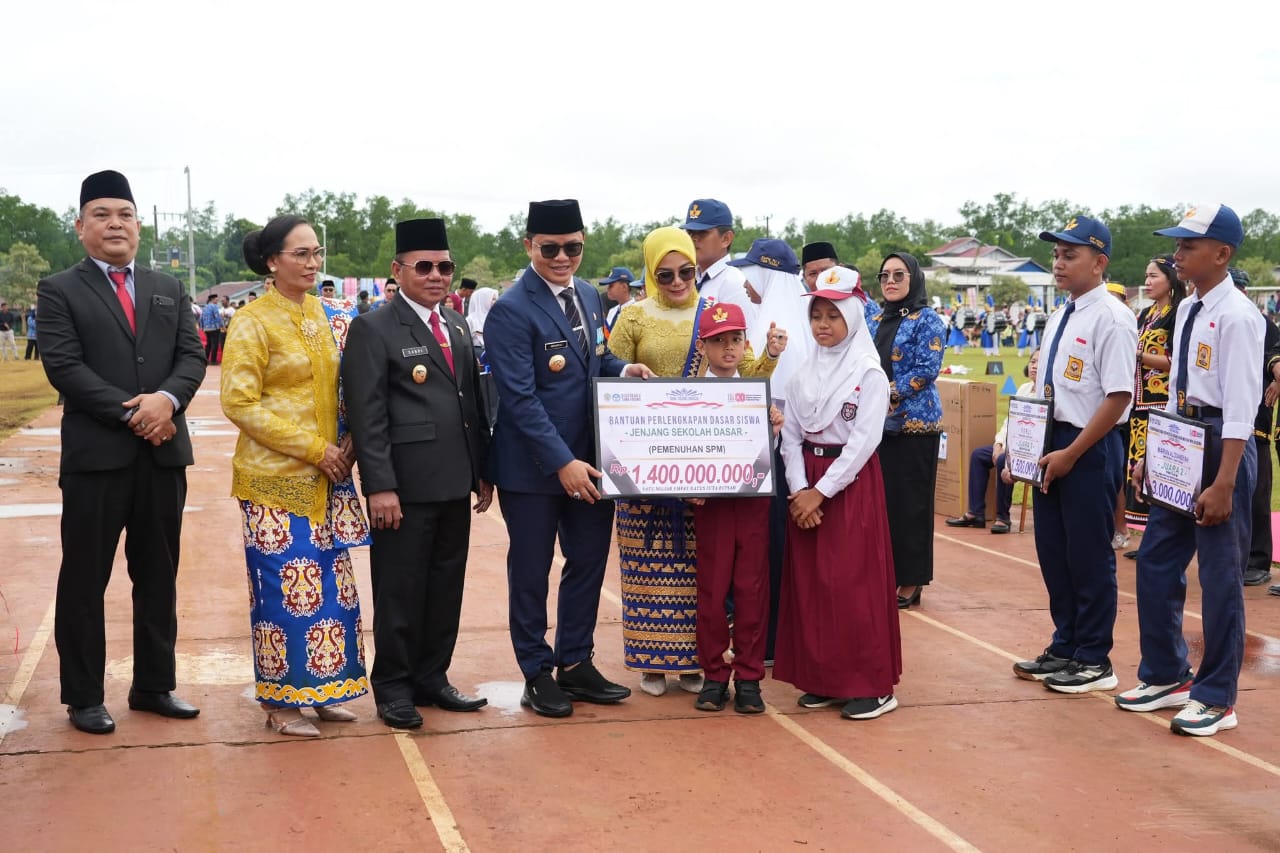 &lrm;KTT UNGGUL: Bupati Tana Tidung Ibrahim Ali menyerahkan bantuan perlengkapan dasar sekolah, FOTO: DISDIKBUD TANA TIDUNG