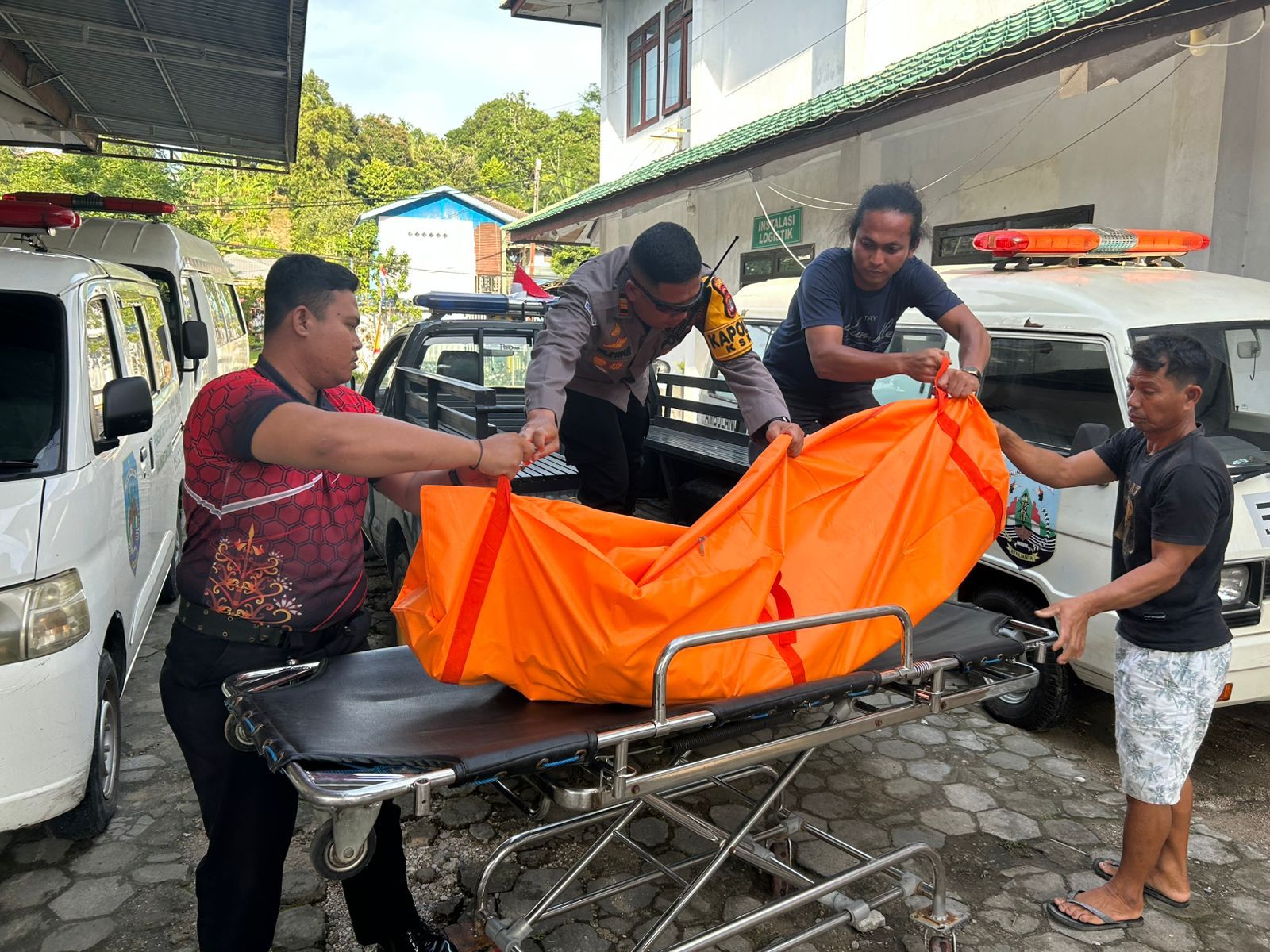DIEVAKUASI: Mayat korban yang ditemukan di depan Pelabuhan Malundung dievakuasi pihak kepolisian FOTO:KSKP TARAKAN