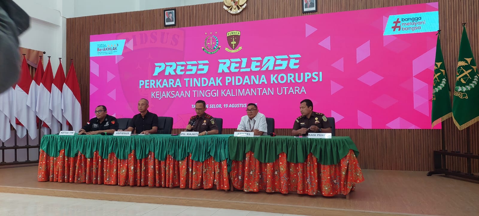 BERIKAN KETERANTAN : Plt Kejati Kaltara saat memberikan keterangan dalam press release, Selasa (19/8)