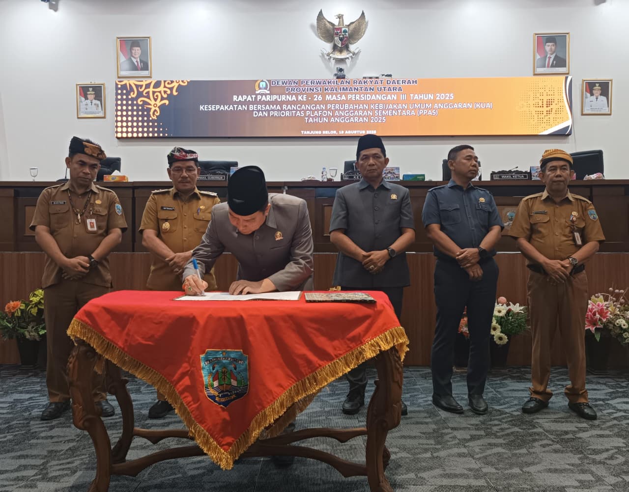 ANGGARAN: Penandatanganan dokumen perubahan KUA-PPAS tahun 2025. FOTO: IWAN KURNIAWAN/RADAR TARAKAN