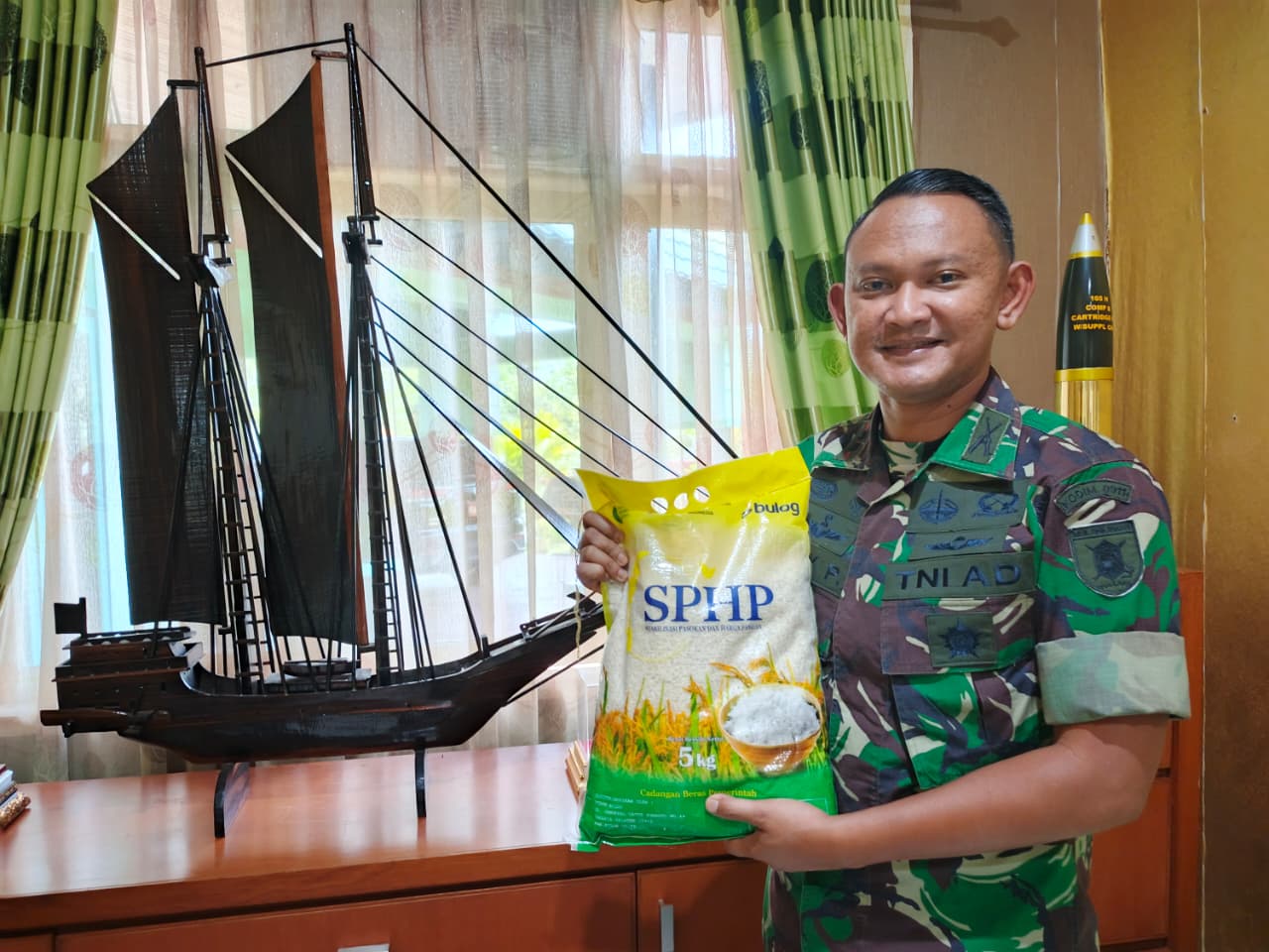 BERAS LOKAL: Pernah mendatangkan 5 ton beras bulog, dalam dua hari beras habis terjual, FOTO:RIKO ADITYA/RADAR TARAKAN