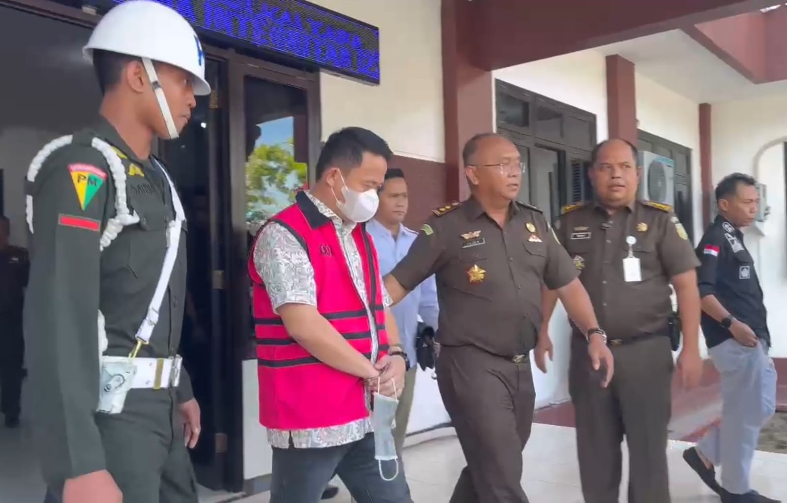 TERSANGKA BARU : Tersangka MP saat digiring ke mobil tahanan