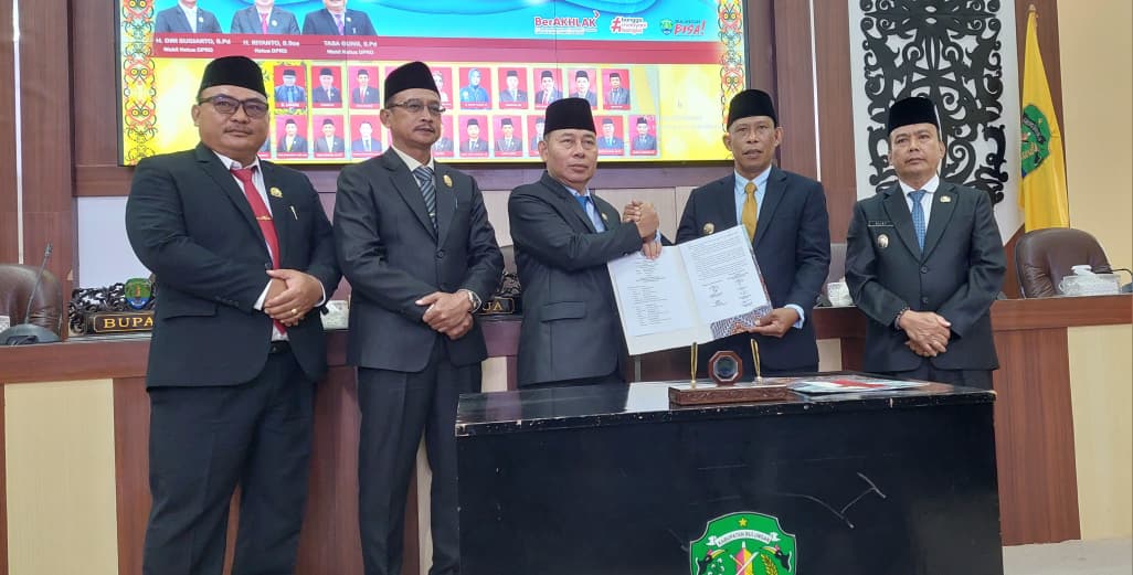 KESEPAKATAN BERSAMA : Ketua DPRD Bulungan bersama Bupati Bulungan menunjuk nota kesepakatan KUA-PPAS APBD-P 2025, Selasa 19/8