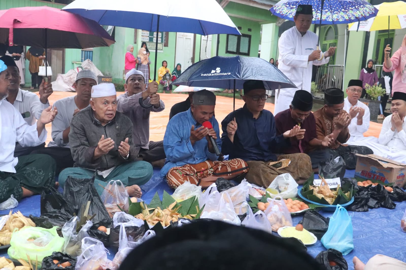 TRADISI: Masyarakat Tana Tidung menggelar baca doa tulak bala Rabu terakhir bulan Safar, di halaman Masjid Fastaqihul Khoirat, Rabu 20/8/2025   FOTO: IST &lrm;