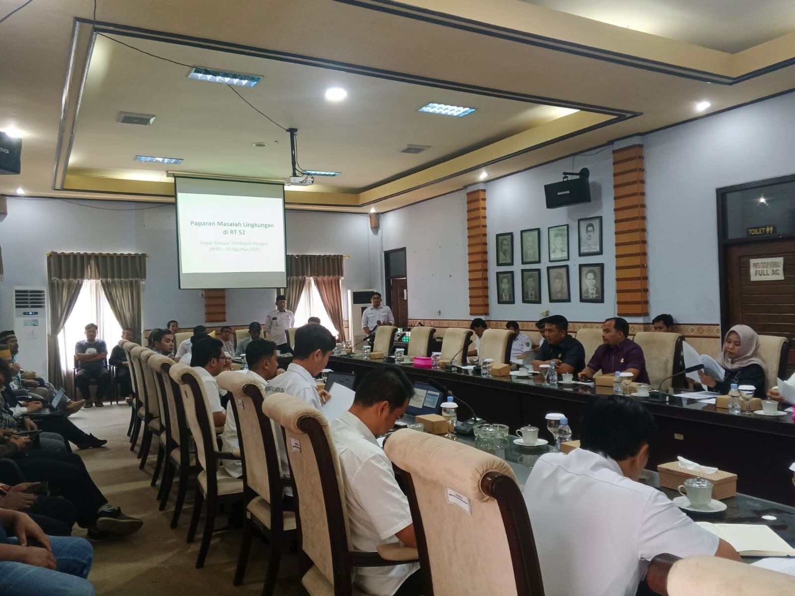 CARI SOLUSI : Wakil Ketua II DPRD Bulungan saat memimpin RDP dengan warga