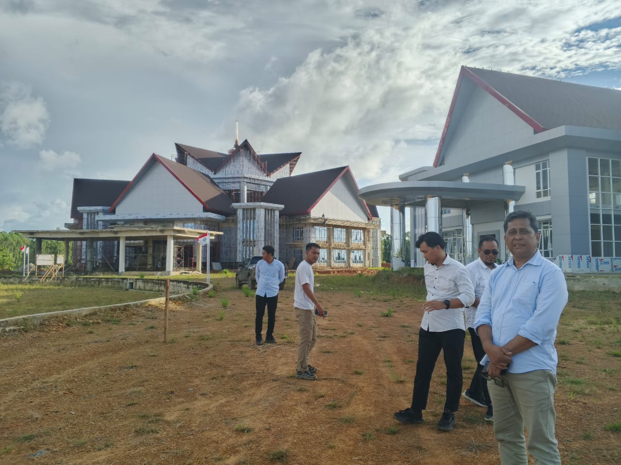 DIKEBUT: Fokus menyelesaikan eksterior kantor Bupati dan DPRD Tana Tidung di Puspem, FOTO: SOPIAN/RADAR TARAKAN