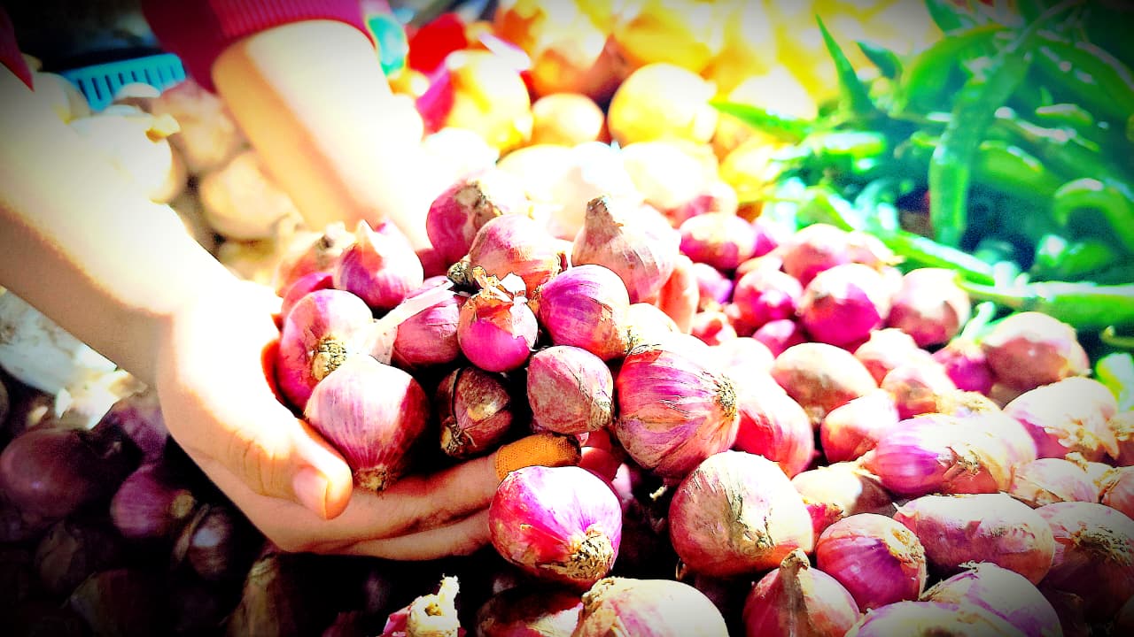 KENAIKAN: Bawang merah yang dijual oleh pedagang di Pasar Gusher Tarakan,FOTO:NATANAEL/RADAR TARAKAN