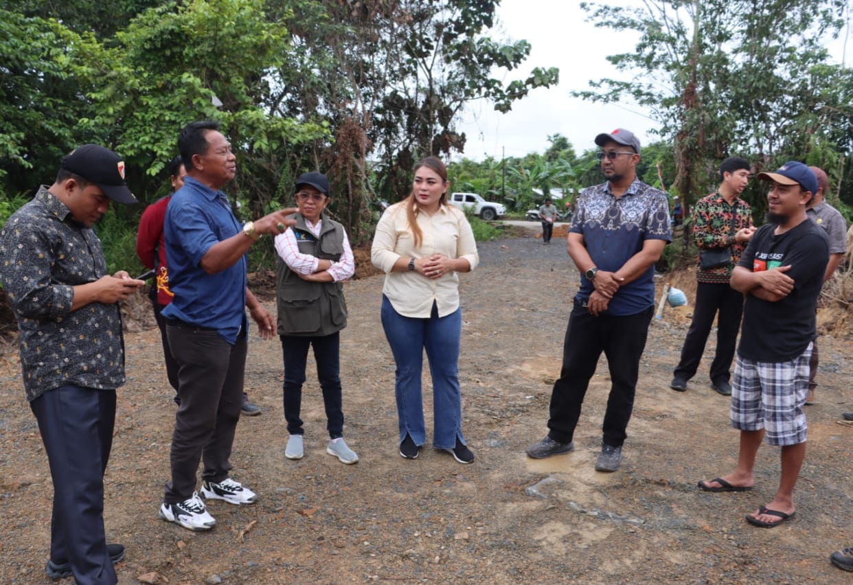 TINJAU LAPANGAN : Ketua Komisi I DPRD Bulungan bersama Dinas Pertanian Bulungan melakukan sidak ke Pasar Induk, Tanjung Selor, Kamis (21/8).