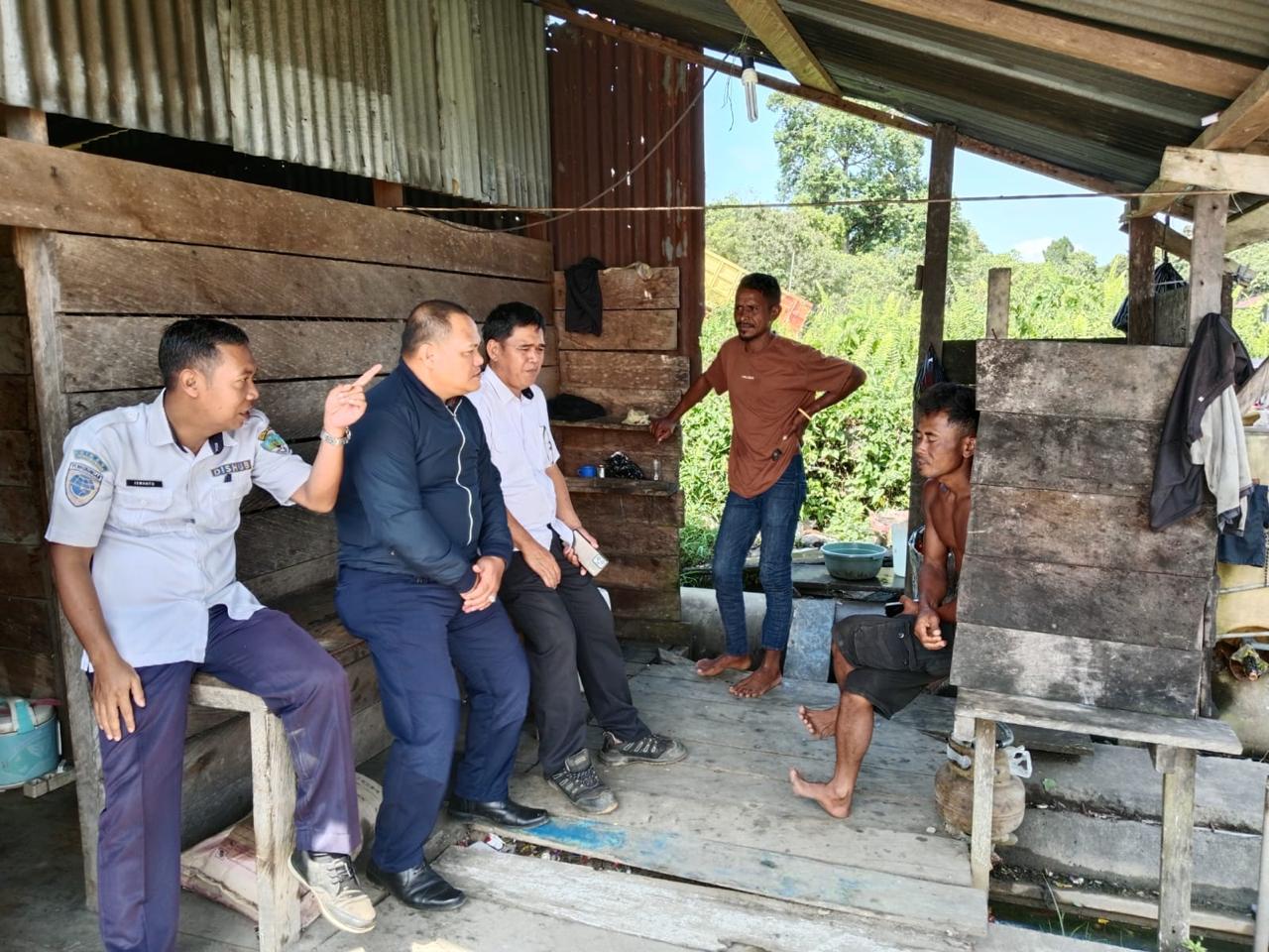 TAK BERIZIN: &lrm;Dishub Tana Tidung melakukan monitoring di pelabuhan yang digunakan bongkar muat kelapa sawit, FOTO:IST
