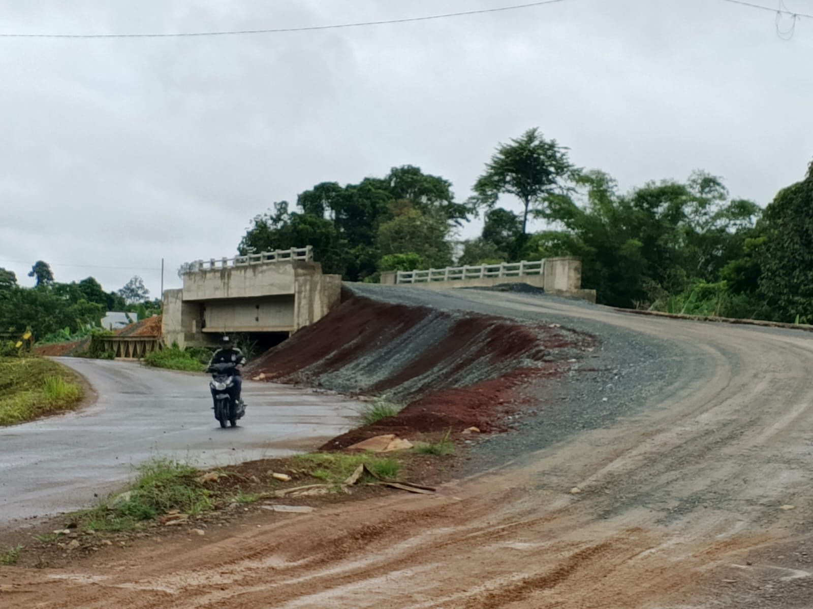 &lrm; &lrm;RAMPUNG: Meski masih agregat, jembatan Sebawang ini sudah bisa dilewati kendaraan.FOTO: SOPIAN/RADAR TARAKAN &lrm;