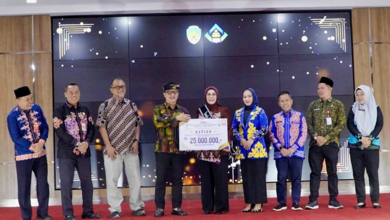 &lrm;APRESIASI: Bupati Ibrahim Ali menyerahkan penghargaan kepada Bunda PAUD Vamelia Ibrahim  &lrm;