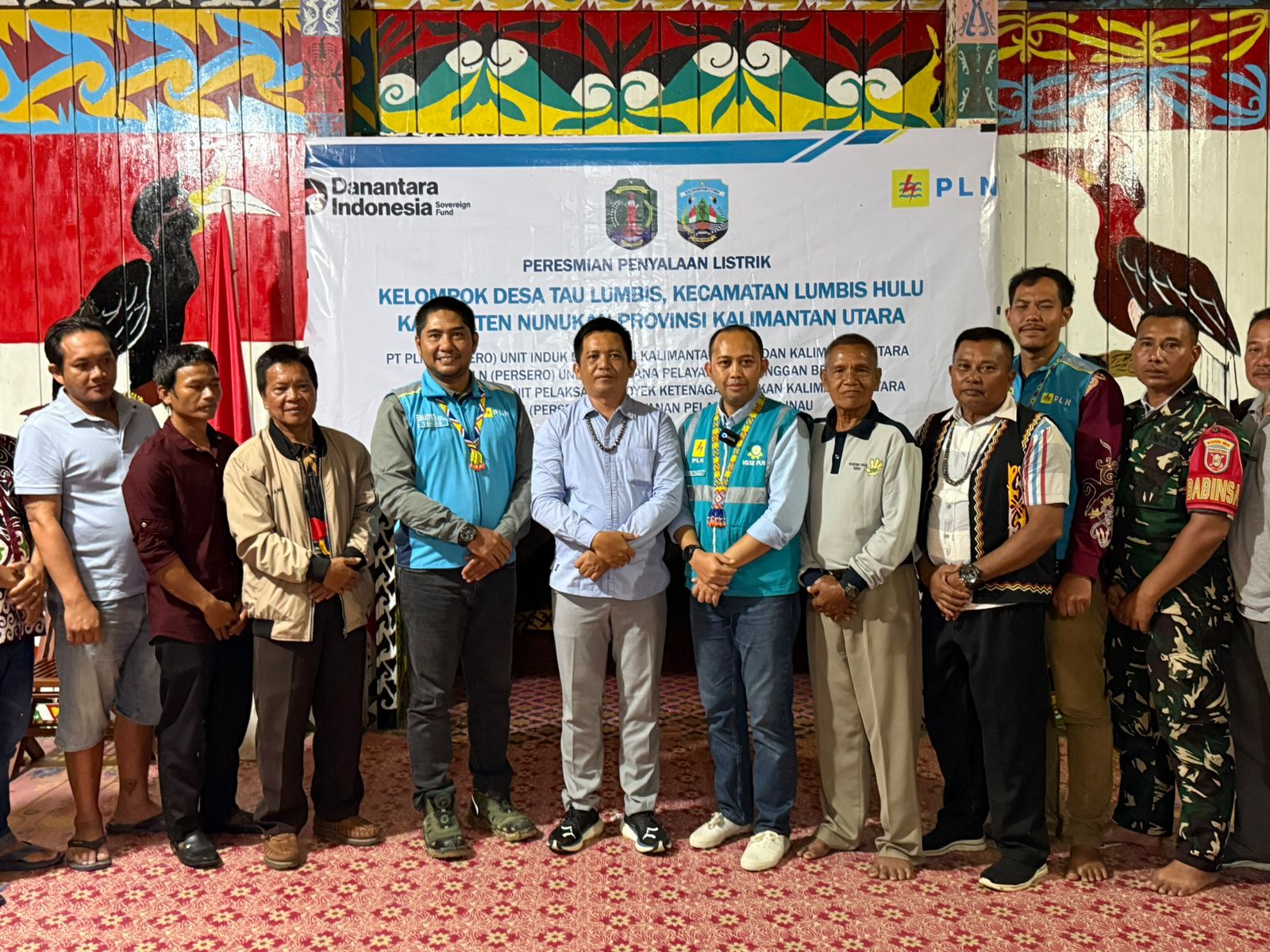 ENERGI : Manager PLN UP3 Berau, Rizki Rhamdan Yusup bersama Manager PLN UP2K Kalimantan Utara, Yanuar saat meresmikan listrik di Nunukan.