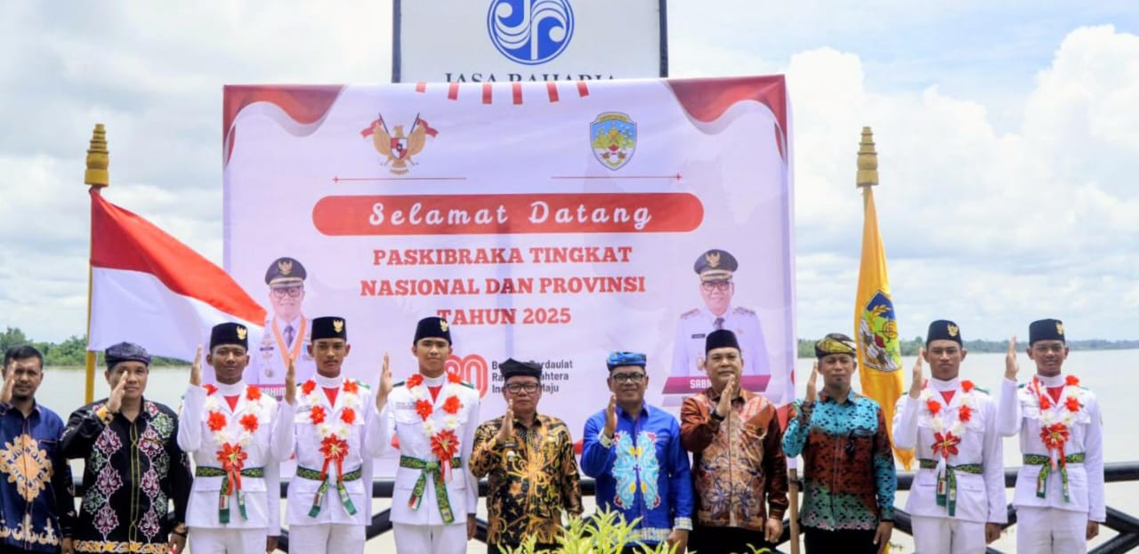 DISAMBUT: Wabup Sabri bersama para paskibraka nasional di sebelah wabup dan Provinsi Kaltara ketika tiba di Pelabuhan Keramat Tideng Pale,IST
