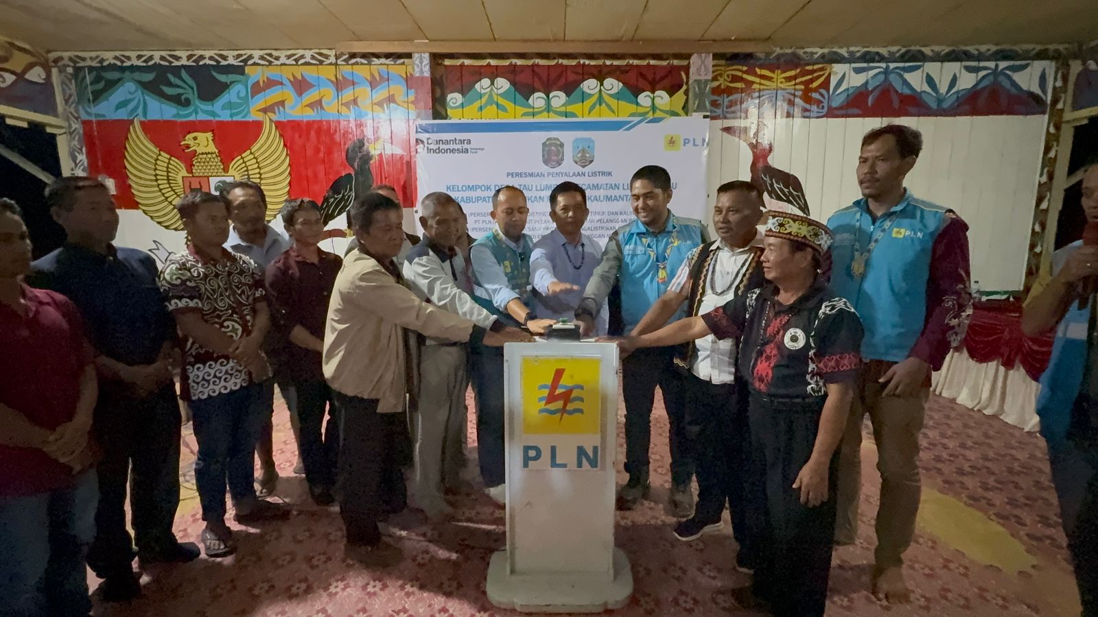 ENERGI : Manager PLN UP3 Berau, Rizki Rhamdan Yusup bersama Manager PLN UP2K Kalimantan Utara, Yanuar saat meresmikan listrik di Nunukan
