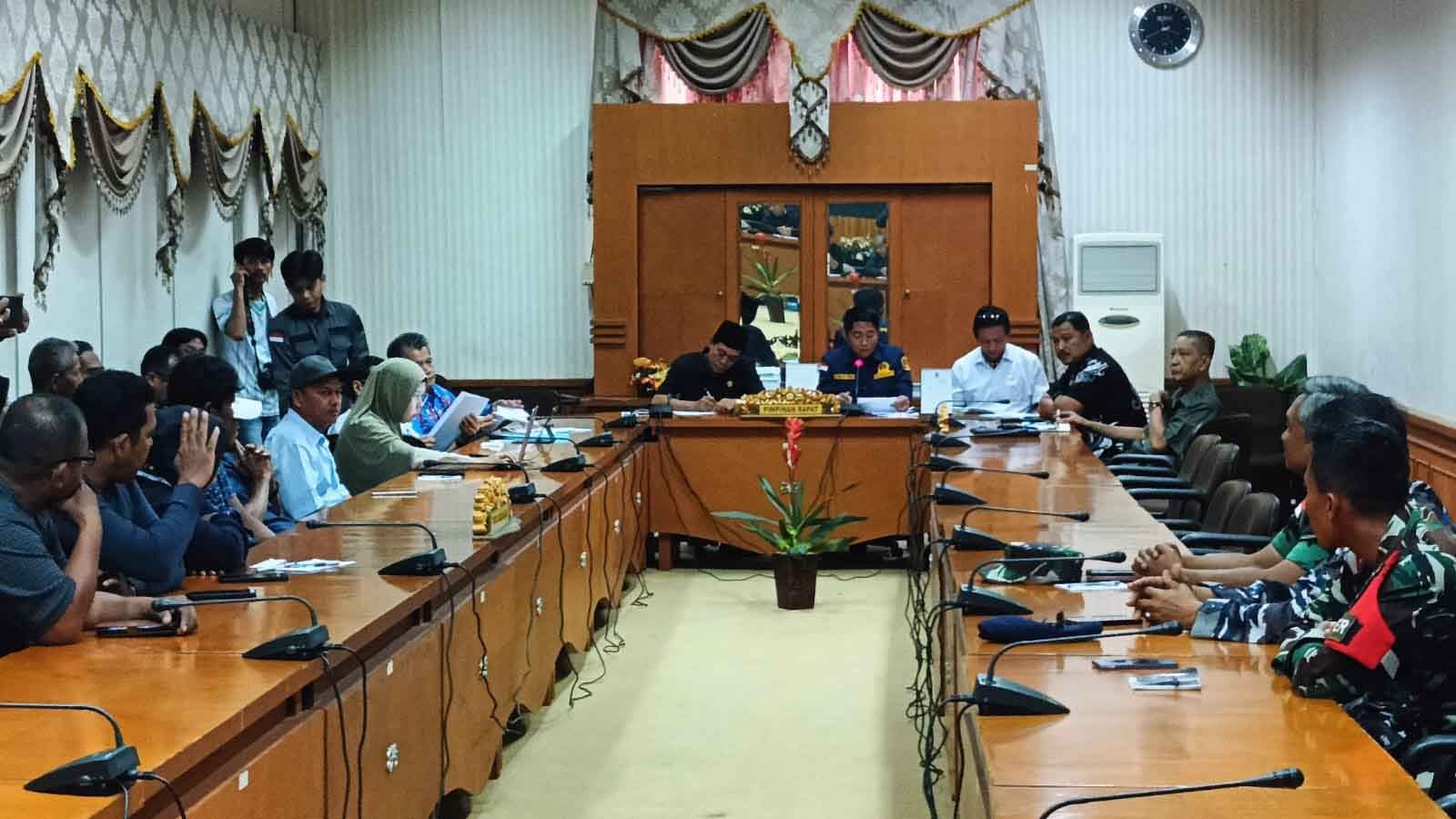 DOK RADAR TARAKAN DIBAHAS BERSAMA: Persoalan kelangkaan ikan imbas dari diamankannya kapal pemasok ikan dari Malaysia dibahas dalam RDP DPRD Nunukan
