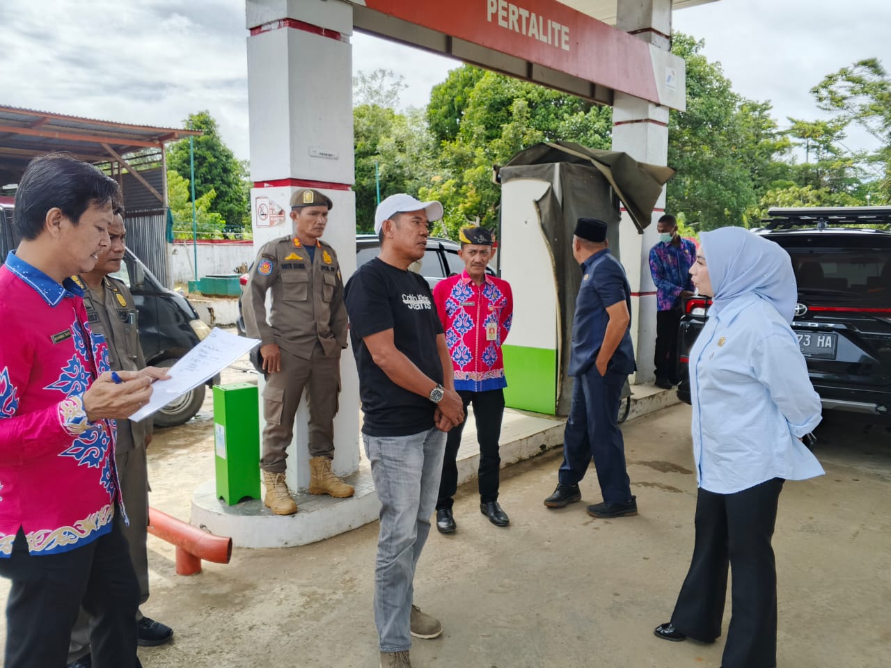 &lrm;JADI SOROTAN: Komisi II bersama Disperindagkop dan Satpol PP saat melakukan sidak di SPBU. Foto: DOK &lrm; &lrm;