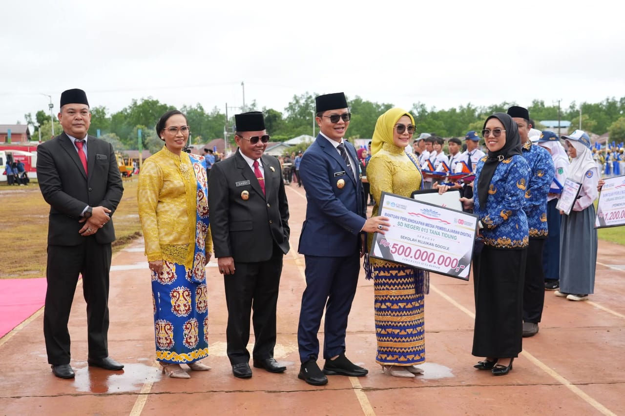 &lrm;BERBASIS TEKNOLOGI: Bupati Tana Tidung Ibrahim Ali menyerahkan secara simbolis bantuan perlengkapan media pembelajaran digital di momen HUT ke-80 RI lalu, FOTO: IST
