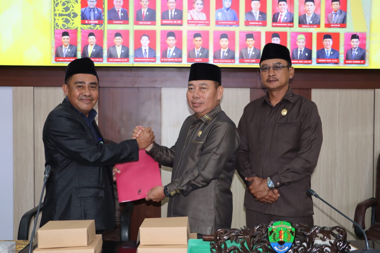 PARIPURNA : Asisten Administrasi Umum Setkab Bulungan menyerahkan nota kuangan P-APBD
