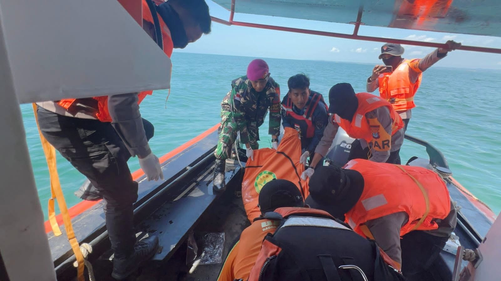 ISTIMEWA PERLU PERHATIAN :Tim Sar evakuasi jenazah nelayan terkena musibah dilaut
