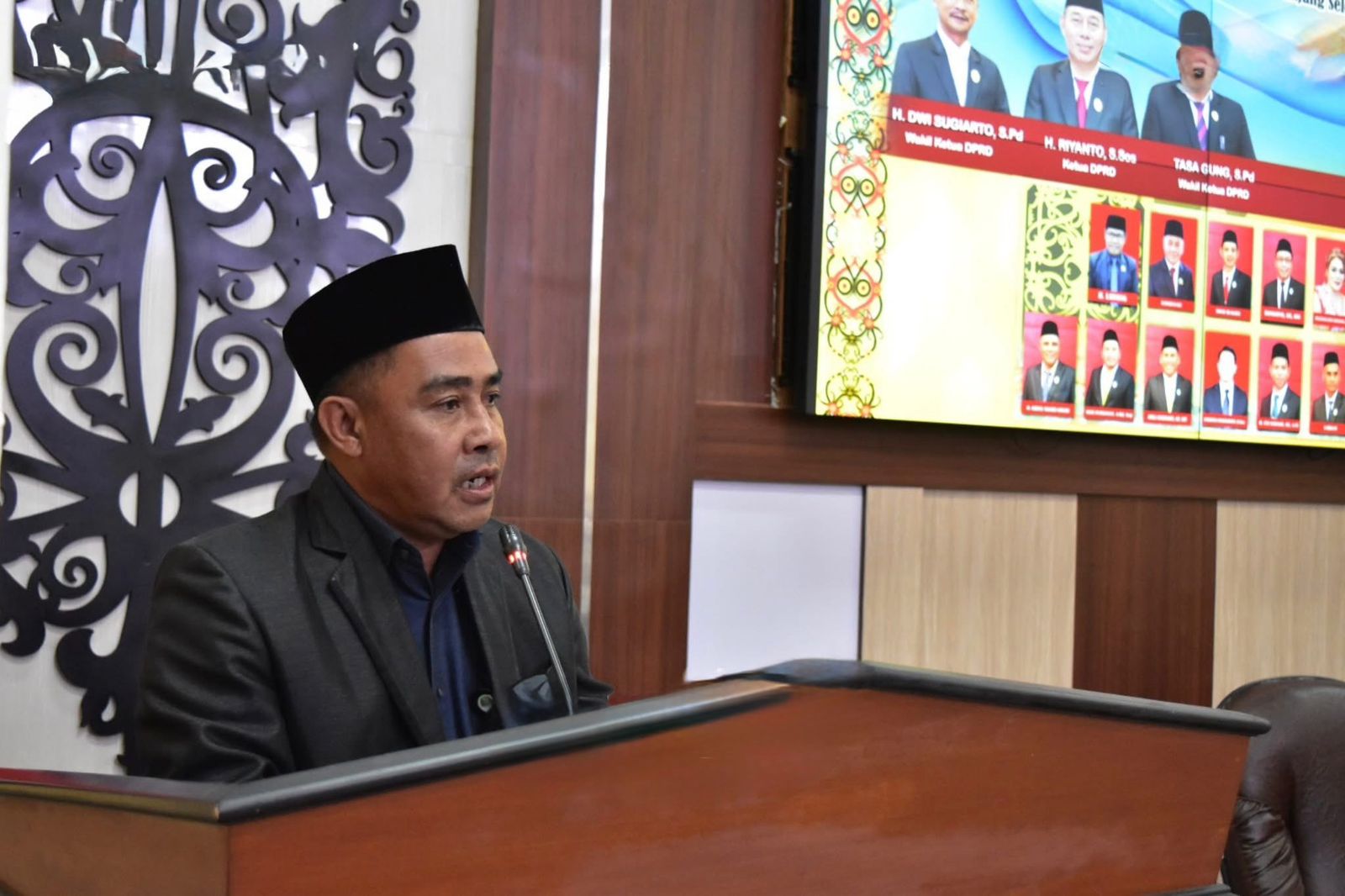 PERUBAHAN : Asisten III Bulungan membacakan nota keuangan perubahan APBD Bulungan. FOTO:Taslee/Radar Tarakan