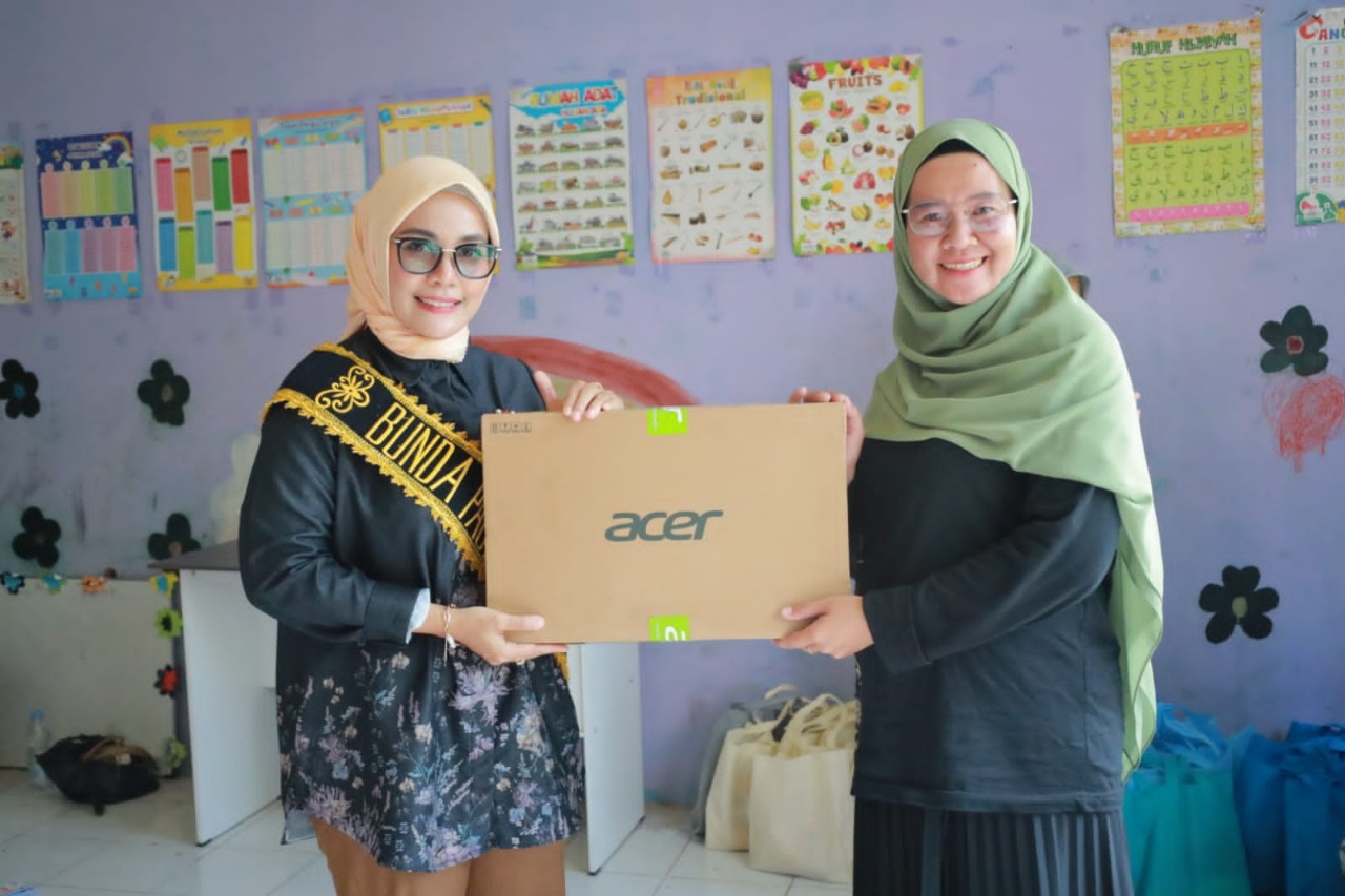 &lrm;SINKRONISASI DAPODIK: Bunda PAUD Tana Tidung Vamelia Ibrahim menyerahkan laptop kepada guru PAUD.FOTO: IST &lrm;
