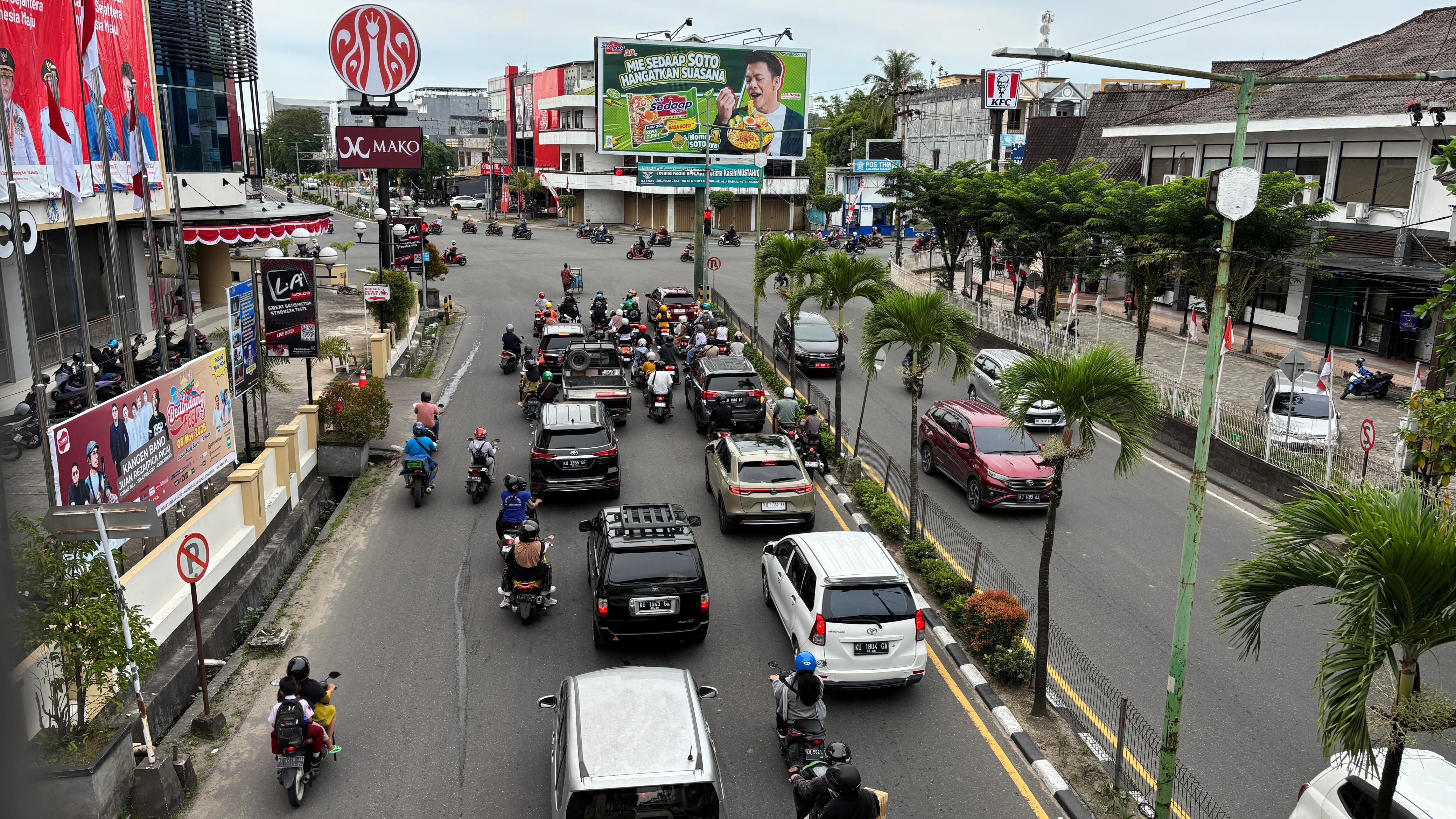 SESAK KENDARAAN: Kondisi Jalanan di Tarakan yang semakin sesak kendaraan, FOTO:WILDAN/RADAR TARAKAN