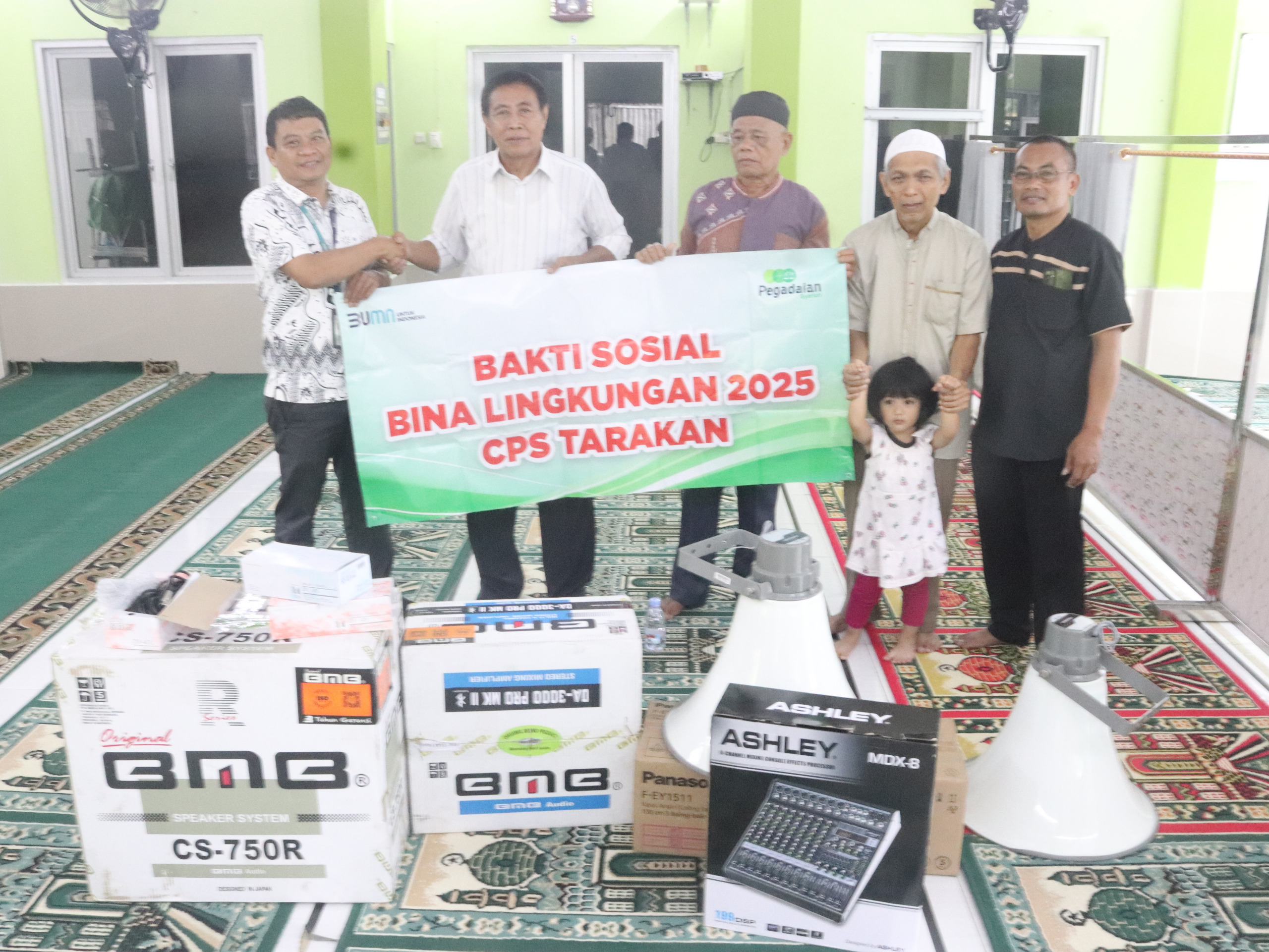 KEPEDULIAN: Penyerahan bantuan sound system kepada pengurus Masjid Miftahul Jannah