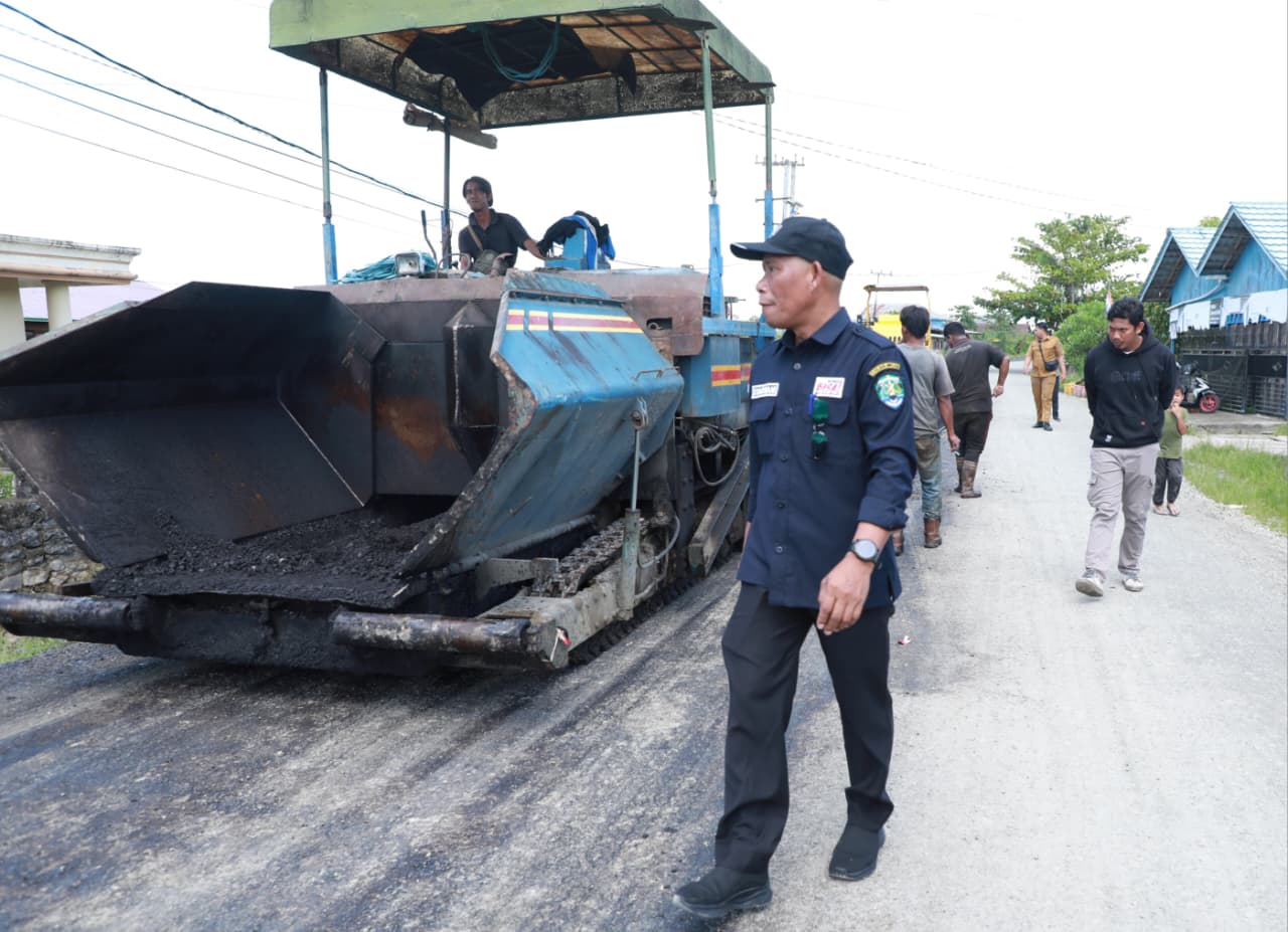 TINJAU LAPANGAN : Bupati Bulungan saat meninjau pembangunan proyek infrastruktur Jalan Sabanar Lama