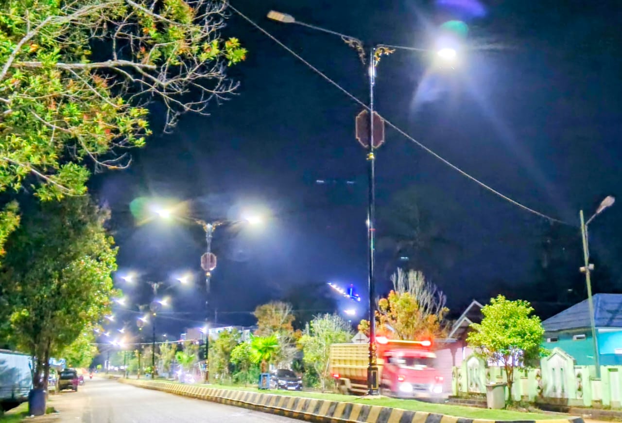 KTT TERANG: Tahun depan PJU akan dipasang hingga simpang Selor. FOTO: SOPIAN/RADAR TARAKAN &lrm;