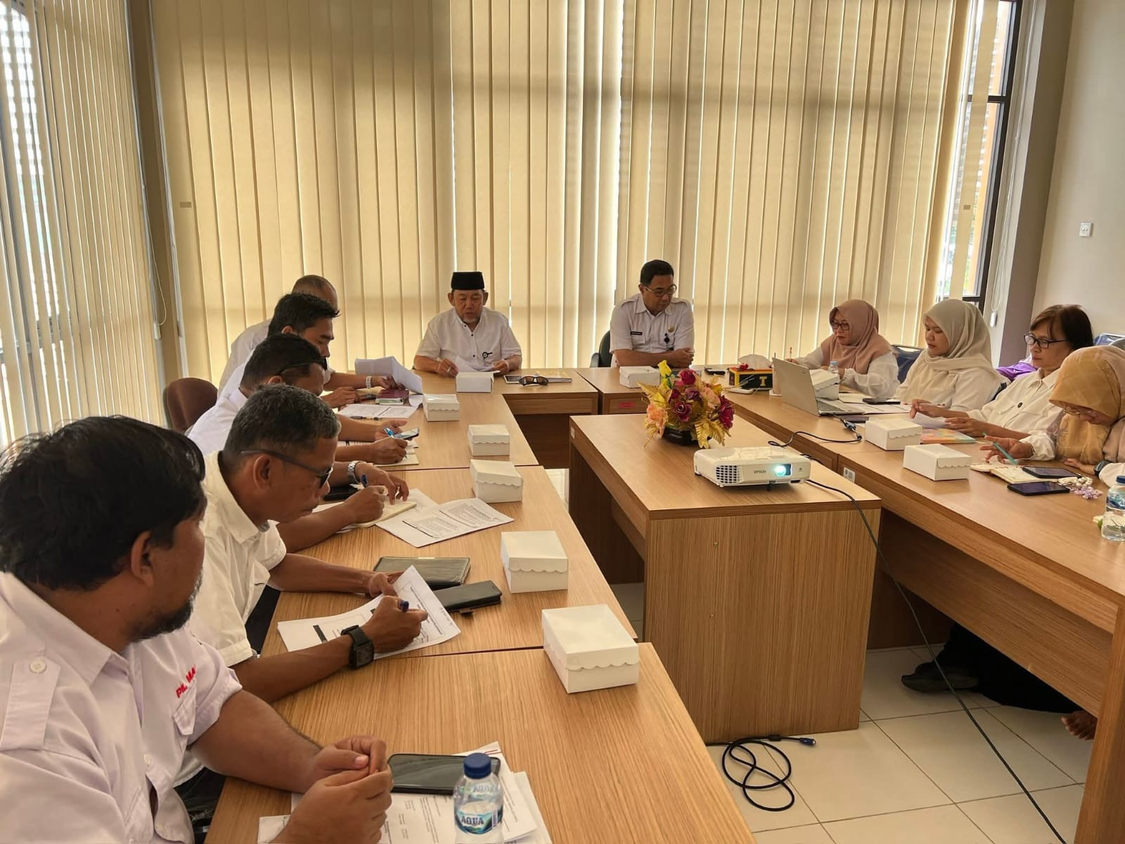 EVALUASI : Sekretaris DPMPTSP Bulungan memimpin rapat evaluasi LKPM perusahaan dan UMKM