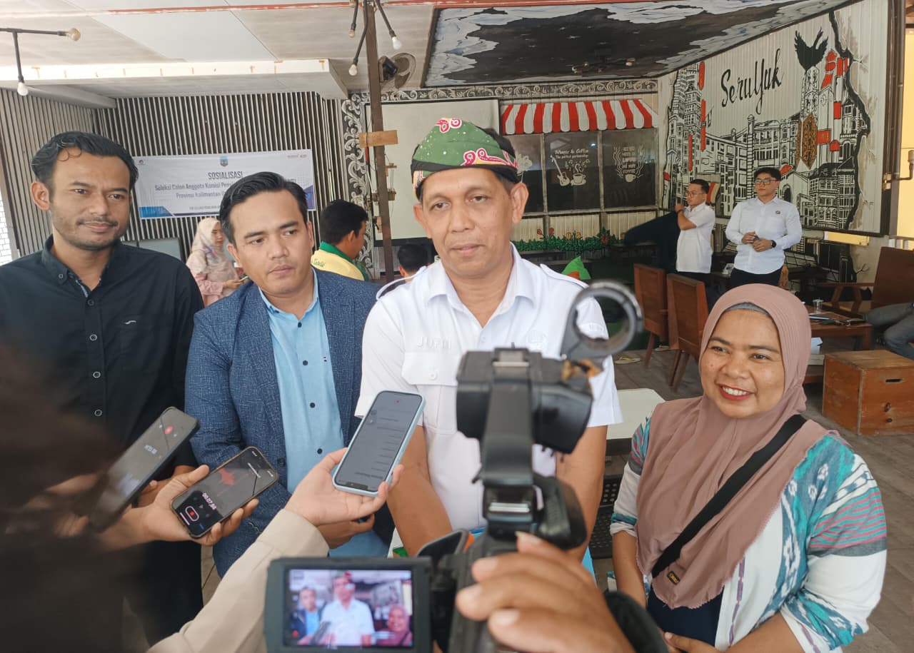 PENYIARAN: Ketua Timsel Pemilihan Anggota KPID Kaltara, Jufrie (baju putih) bersama anggota timsel lainnya. FOTO: IWAN K/RADAR TARAKAN