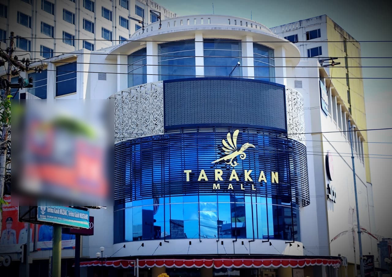 PERLU SOLUSI : Salah satu Iklan rokok yang terpampang di jantung kota Tarakan, FOTO:NATANAEL/RADAR TARAKAN