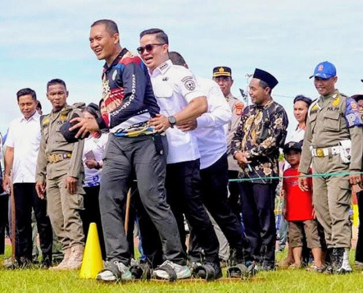 LESTARIKAN: Bupati Tana Tidung Ibrahim Ali bersama Dandim 0914/TNT Letkol Arm &lrm;Raden Florensius Richarda dan Sekda H. Hersonsyah menjajal perlombaan bakiak