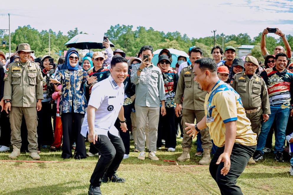 &lrm;GOBAK SODOR: Bupati Tana Tidung Ibrahim Ali antusias mengikuti perlombaan tradisional FOTO: ISTIMEWA &lrm;