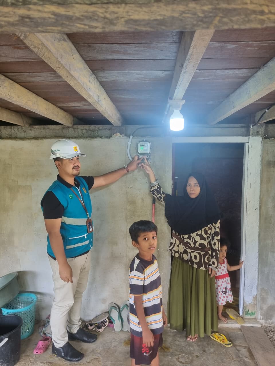 LISTRIK : Manager PLN UP3 Kaltara, Dody Suhendra menghidupkan listrik melalui program LUTD