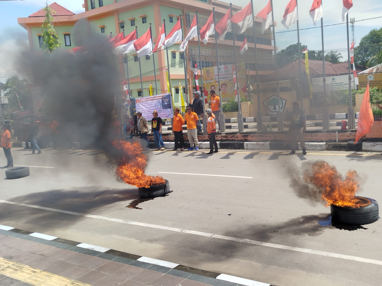 AKSI SOLIDARITAS : Puluhan buruh saat menggelar aksi di depan Kantor Gubernur Kaltara, Kamis 28/8