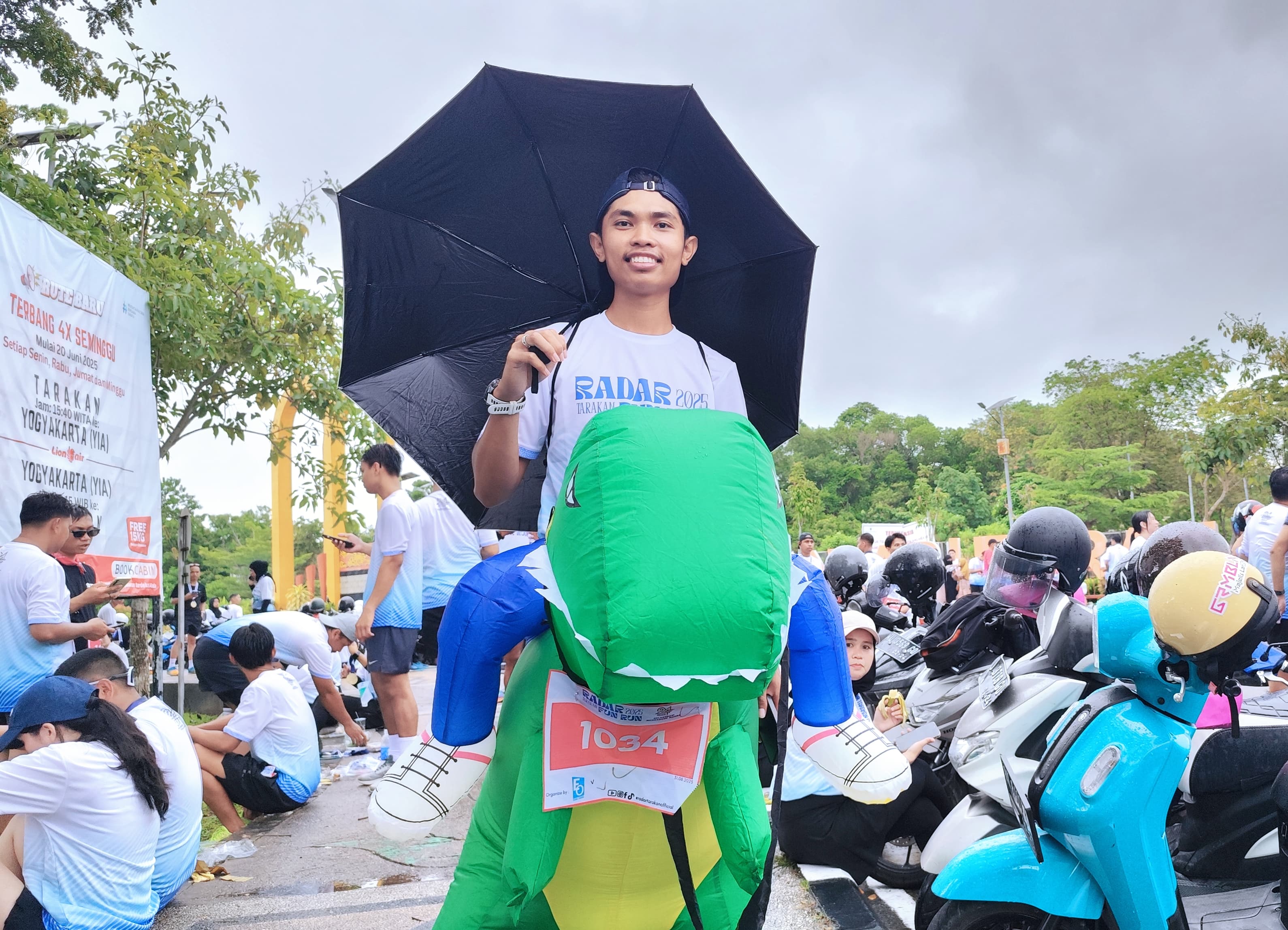 PESERTA: Riswan dengan kostum uniknya, FOTO:NATANAEL/RADAR TARAKAN