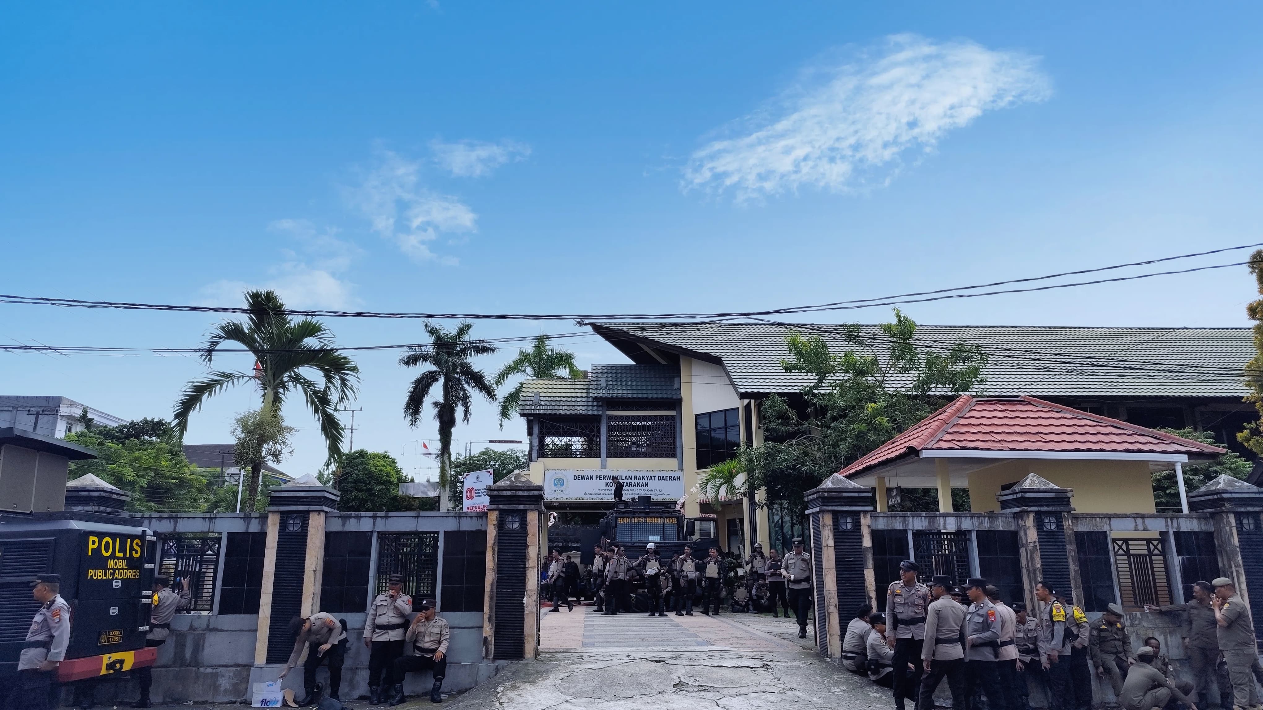 PENGAMANAN: Aparat bersiaga di halaman Kantor DPRD Tarakan, FOTO:NATANAEL/RADAR TARAKAN