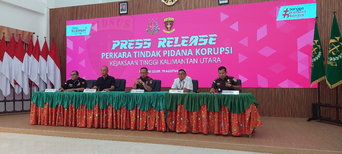 BERIKAN KETERANGAN : Plt Kejati Kaltara saat memberikan keterangan dalam pengembangan kasus dugaan korupsi BPSDM Kaltara