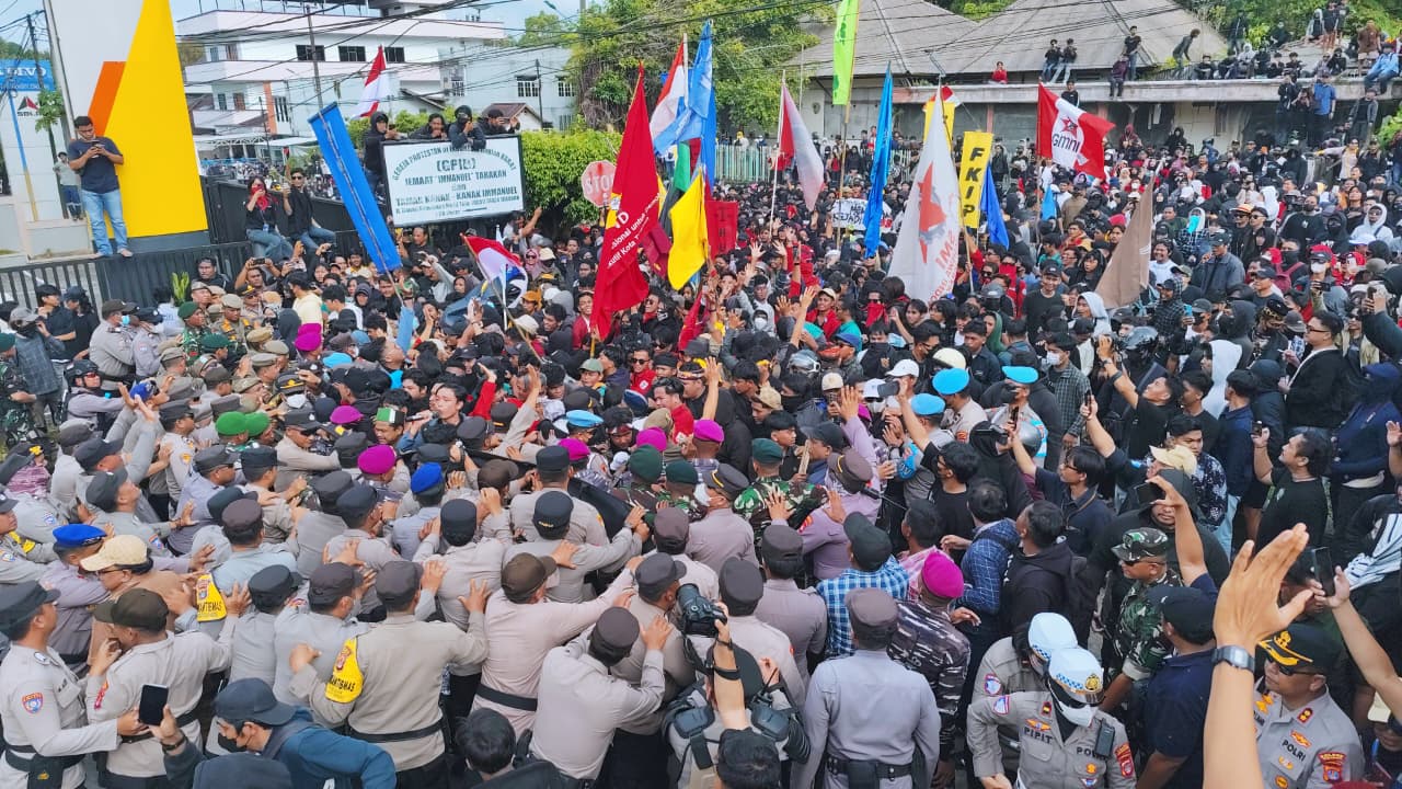 AKSI: Para demostran Aliansi Utara di depan kantor DPRD Tarakan, FOTO:NATANAEL/RADAR TARAKAN