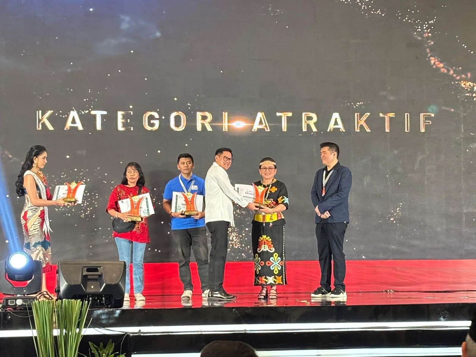 ISTIMEWA PENGHARGAAN: Ketua TP PKK Kabupaten Maylenty Wempi saat menerima penghargaan Stand Terbaik di APKASi Otonomi Expo 2025