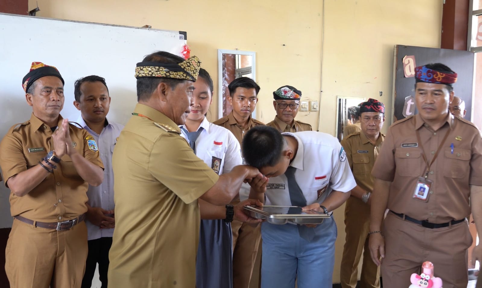 PROGRAM: Gubernur Kaltara, Zainal A Paliwang saat menyerahkan menu MBG secara simbolis di SMA Negeri 1 Tanjung Selor, FOTO: IWAN K/RADAR TARAKAN