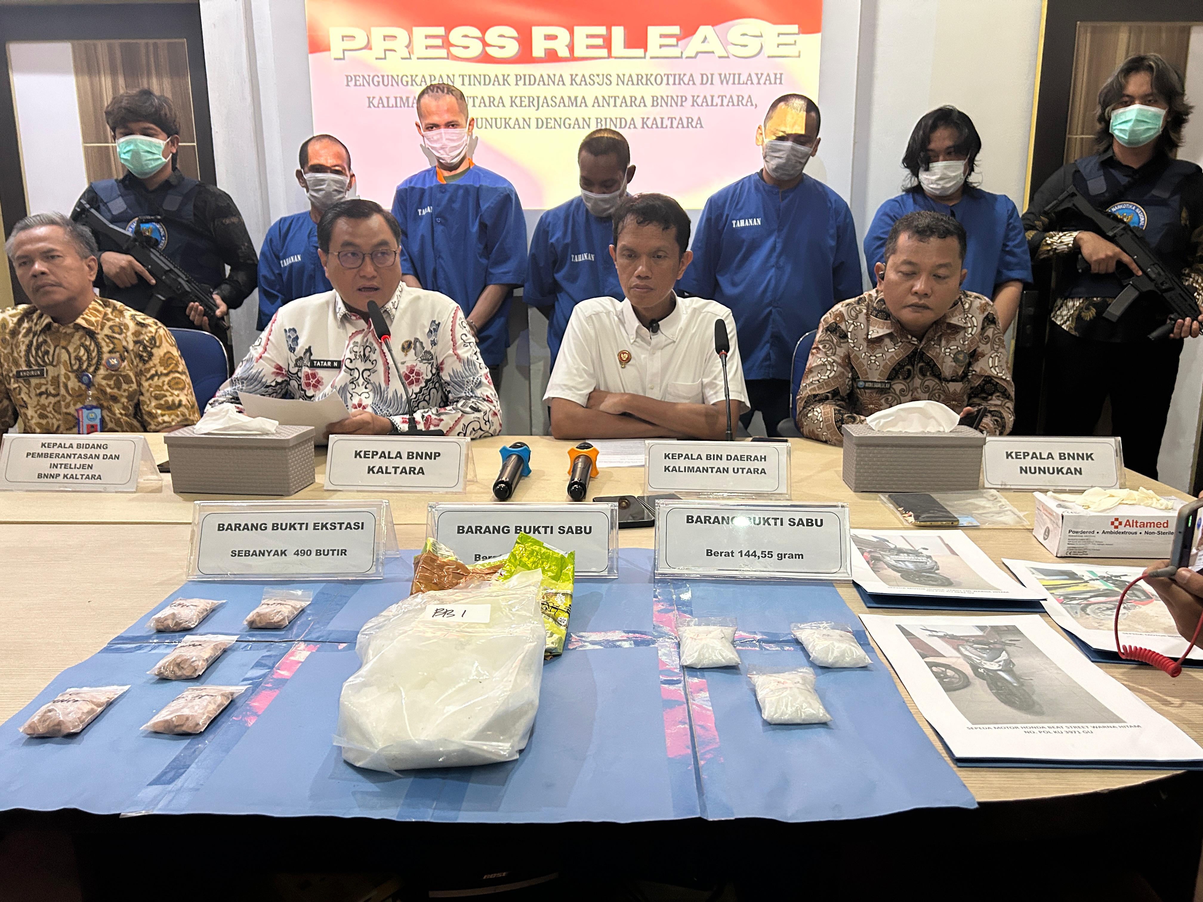PRESS RILIS : BNNP Kaltara merilis tiga perkara yang diungkap selama bulan Agustus lalu, FOTO:ELIAZAR/RADAR TARAKAN