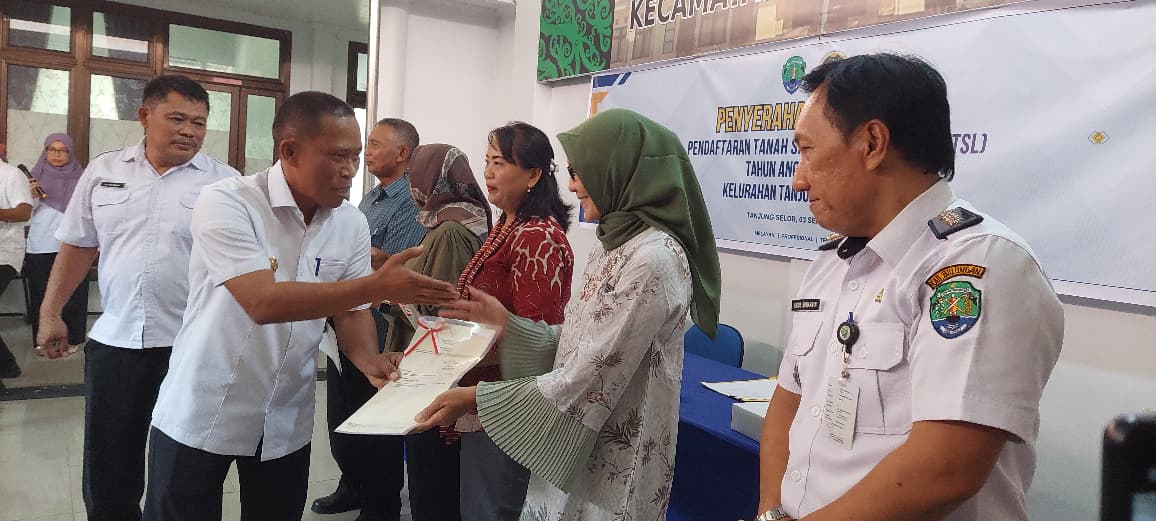 PENYERAHAN : Bupati Bulungan menyerahkan sertifikat elektronik tanah kepada perwakilan warga Kelurahan Tanjung Selor Hilir