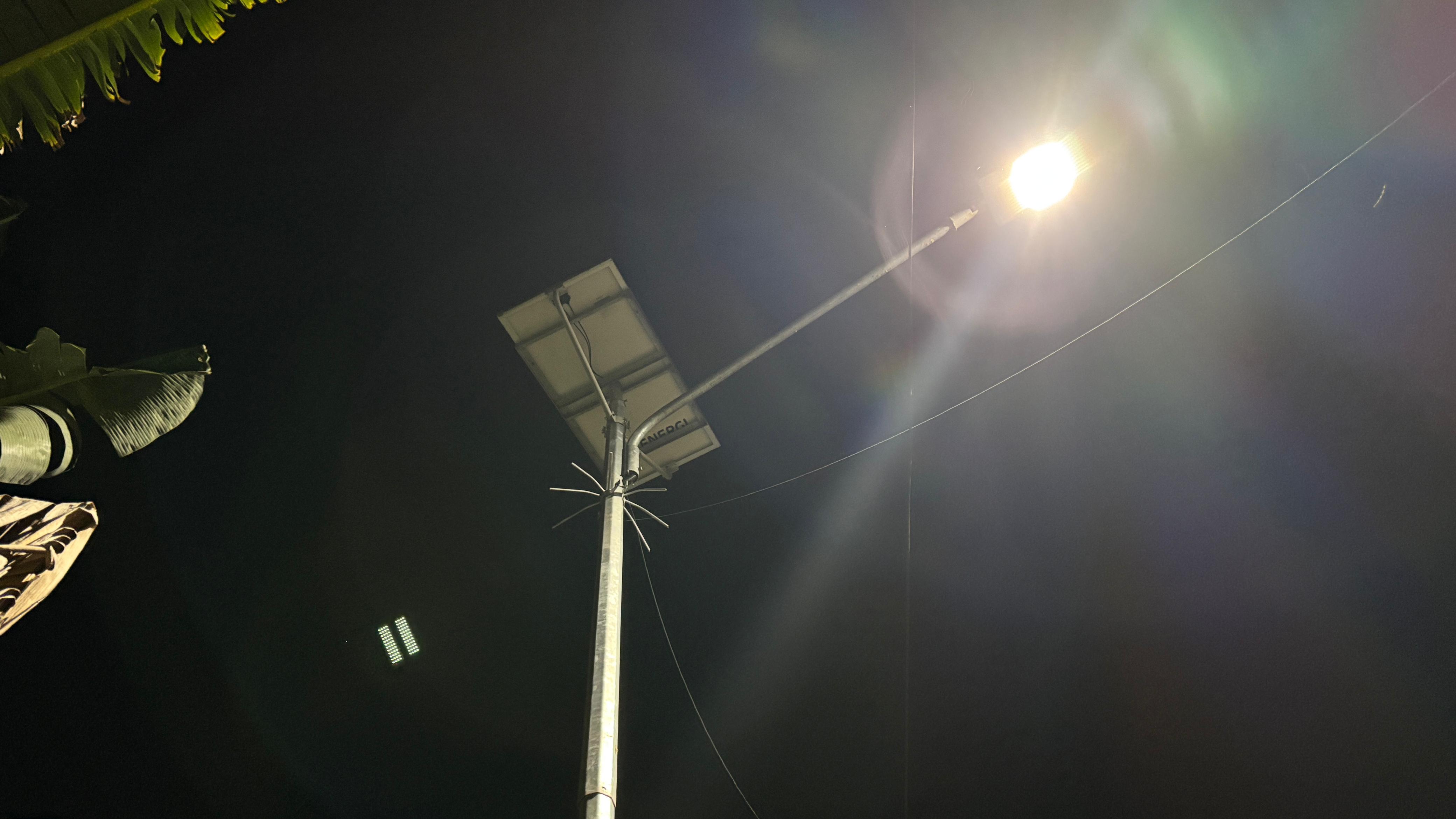 WILDAN/RADAR TARAKAN PENERANGAN JALAN: PJU Tenaga Surya yang ada di daerah Kampung Bugis