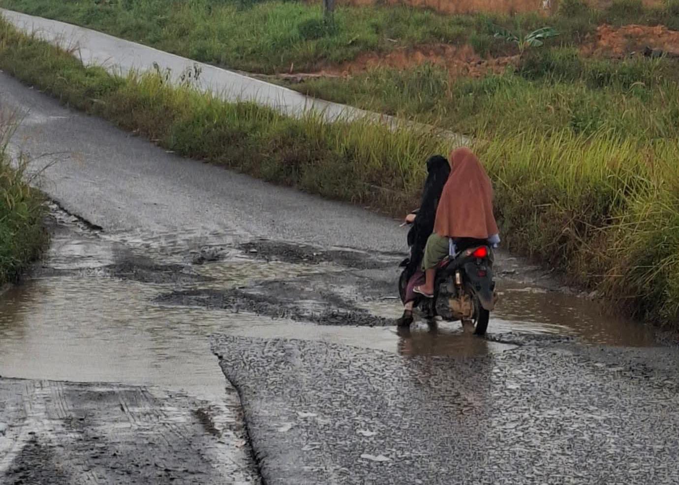 JALAN RUSAK: Salah satu titik kondisi jalan yang berlubang di Mamolo, Nunukan Selatan FOTO:DOKUMENTASI ANDI FAJRUL  &nbsp;