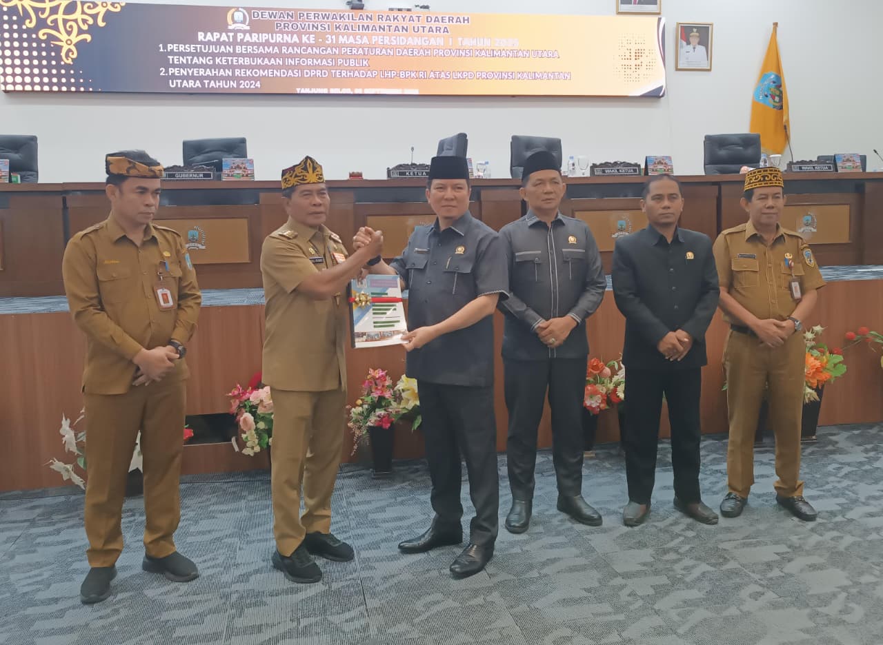 TINDAK LANJUT: Ketua DPRD Kaltara menyerahkan dokumen rekomendasi DPRD terhadap LHP BPK RI ke Gubernur Kaltara  FOTO: IWAN K/RADAR TARAKAN