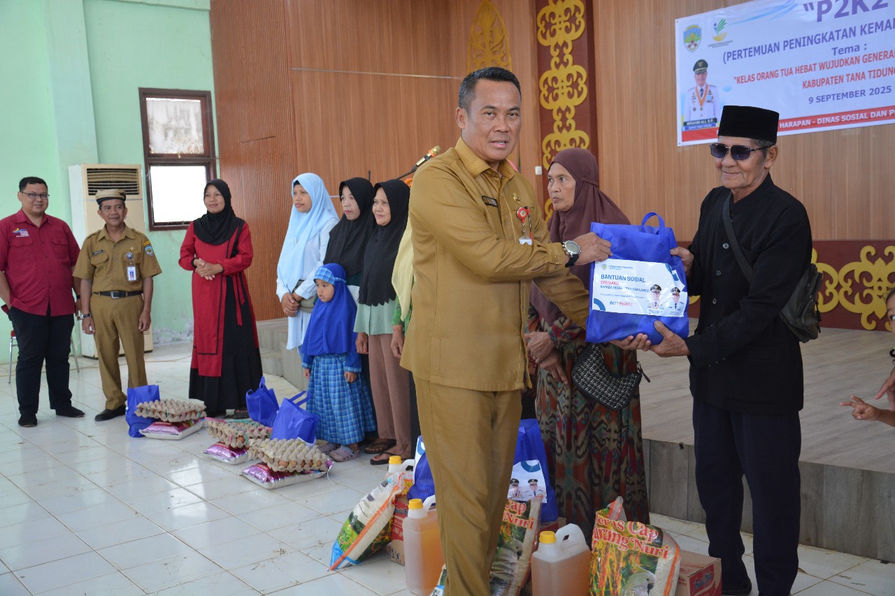 &lrm;KEPEDULIAN: Uus Rusmanda menyerahkan bantuan sosial secara simbolis IST
